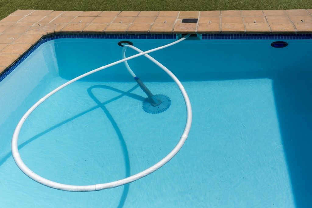 Pool cleaning with a special hose