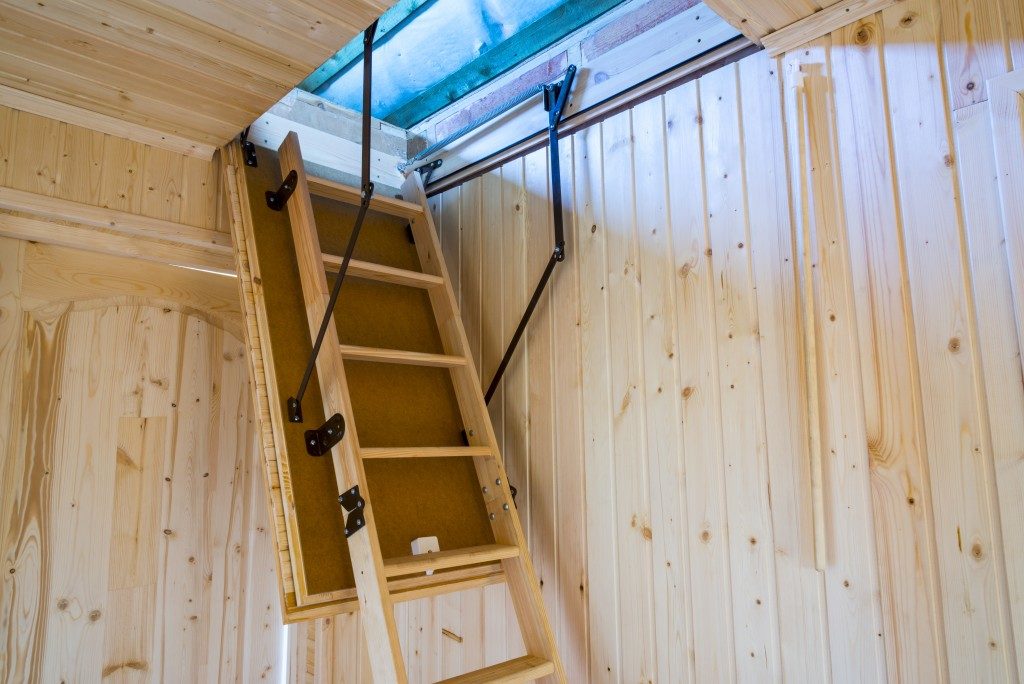 Folding attic ladder