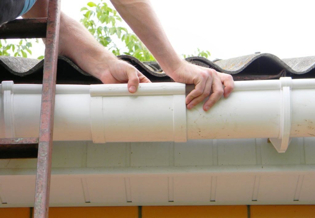 installing roof gutters